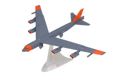 Herpa 1:200 USAF Boeing B-52H Stratofortress AF81028 (49th Test Orange) HE573726