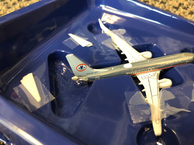 GeminiJets 1:400 American Airlines Boeing 737-800 N905NN “Astrojet” (Polished) GJAAL1973 DEFECT