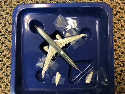 GeminiJets 1:400 American Airlines Boeing 737-800 N905NN “Astrojet” (Polished) GJAAL1973 DEFECT